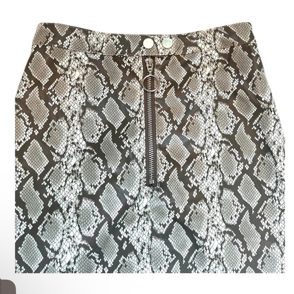 Gray Snake Print Mini Skirt NEW - Picture 4 of 5